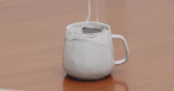 Курящая Чашка Черной Специальности Кофе Замедленной Съемки Горячий Кофе Вращения — стоковое видео