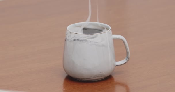 Taza Fumar Café Negro Especialidad Cámara Lenta Giro Café Caliente — Vídeos de Stock