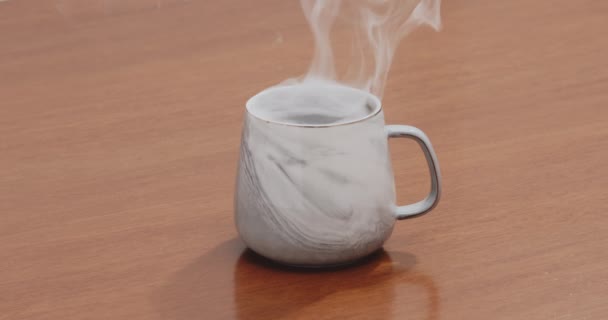 Taza Fumar Café Negro Especialidad Cámara Lenta Giro Café Caliente — Vídeos de Stock