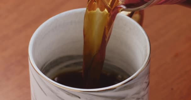 Черный Кофе Подается Чашке Замедленного Движения Дерева — стоковое видео