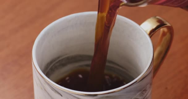 Zwarte Koffie Wordt Geserveerd Beker Slow Motion Hout — Stockvideo