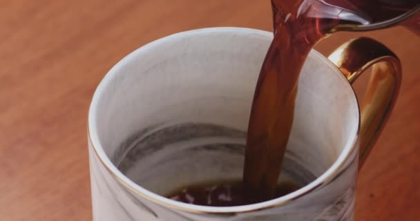 Café Preto Sendo Servido Xícara Madeira Câmera Lenta — Vídeo de Stock