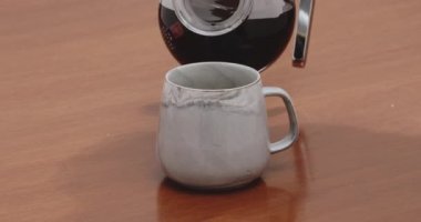 Bir fincan sade kahve, ağır çekimde sıcak kahve.