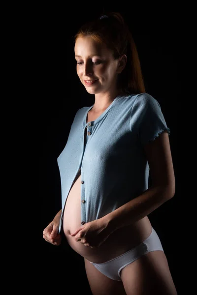 Eine Schwangere Frau Mit Dickem Bauch Und Roten Haaren Posieren — Stockfoto