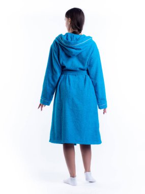 Arkadan gelen sabahlıklı bir kadın izole edilmiş beyaz bir arka planda. Stüdyoda tam gelişimle çekilmiştir..