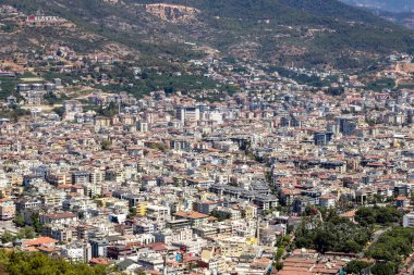 Alanya şehrinin şehir manzarası. Türkiye 'deki sokak binası, dağların arka planına karşı.