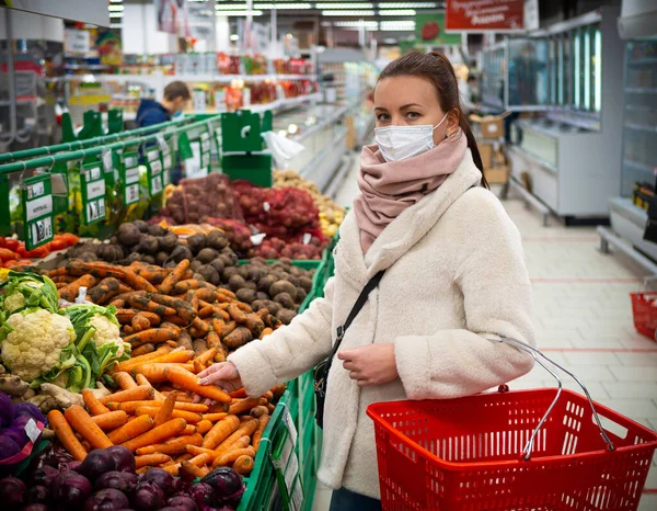 Dívka Masce Kupovala Potraviny Supermarketu Izolovaná Pandemie Covid Stock Obrázky