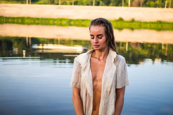 Uma Bela Modelo Morena Uma Camisa Molhada Posando Areia Frente — Fotografia de Stock