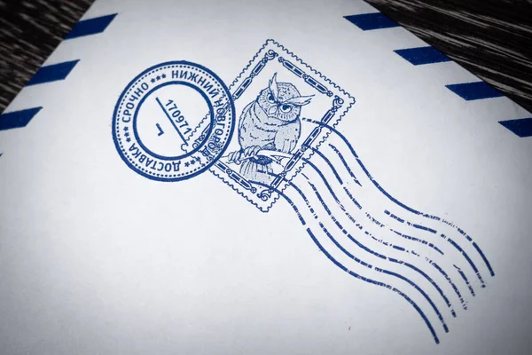 Carta Registada Com Brasão Selo Contra Fundo Uma Mesa Madeira — Fotografia de Stock