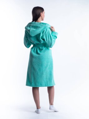 Arkadan gelen sabahlıklı bir kadın izole edilmiş beyaz bir arka planda. Stüdyoda tam gelişimle çekilmiştir..