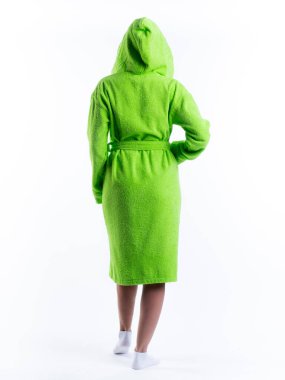 Arkadan gelen sabahlıklı bir kadın izole edilmiş beyaz bir arka planda. Stüdyoda tam gelişimle çekilmiştir..