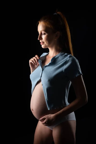 Gravid Kvinna Med Stor Mage Och Rött Hår Posing Svart Royaltyfria Stockbilder