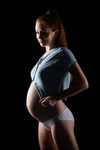 Μια Έγκυος Γυναίκα Μεγάλη Κοιλιά Και Κόκκινα Μαλλιά Τοποθέτηση Μαύρο Φωτογραφία Αρχείου