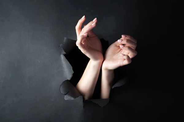 Жіночі Руки Чорному Розірваному Тлі Дівчина Нижній Білизні Позує Камери — стокове фото