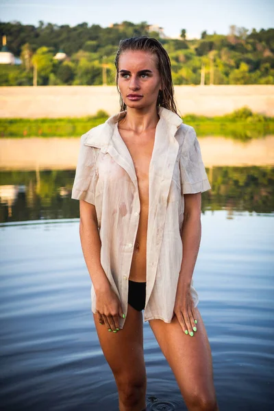 Een Mooi Brunette Model Een Nat Shirt Poserend Het Zand — Stockfoto