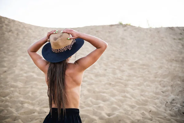 Modèle Brune Seins Nus Pantalon Noir Chapeau Posant Sur Sable — Photo