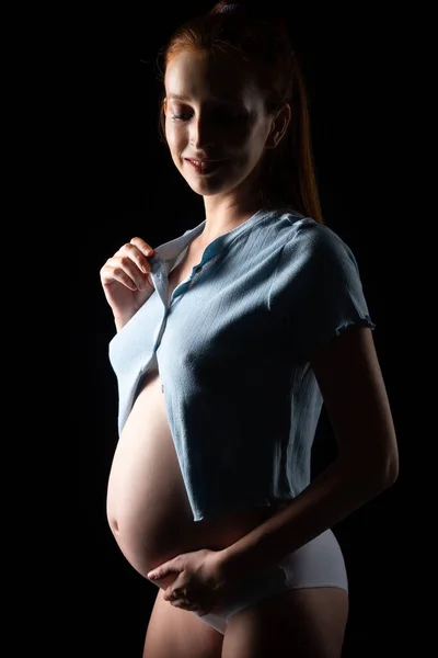 Gravid Kvinna Med Stor Mage Och Rött Hår Posing Svart Royaltyfria Stockbilder