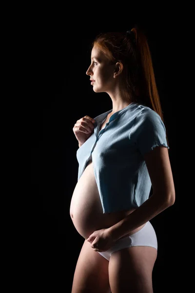 Gravid Kvinna Med Stor Mage Och Rött Hår Posing Svart Stockbild