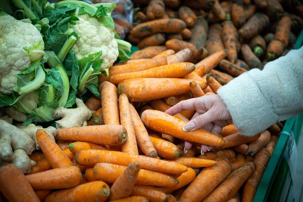 Egy Női Kéz Aki Szupermarketben Vásárol Zöldségek Gyümölcsök Nagy Választékban — Stock Fotó