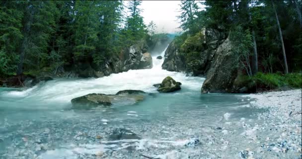 Waterval Stroomt Heel Sterk Naar Zee Waterval Stroomt Sterk Het — Stockvideo