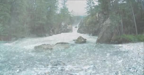 大雨は熱帯雨林の強い流れの滝に陥る — ストック動画