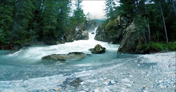 Şelale denize çok güçlü bir şekilde akar. Yağmur ormanlarındaki güzel manzara.