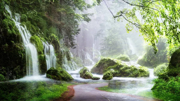 多くの滝が森の風景画にプラスチック製の道路で流れています — ストック写真