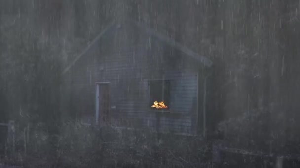 雨と雷鳴が強く野生の家に注がれた — ストック動画