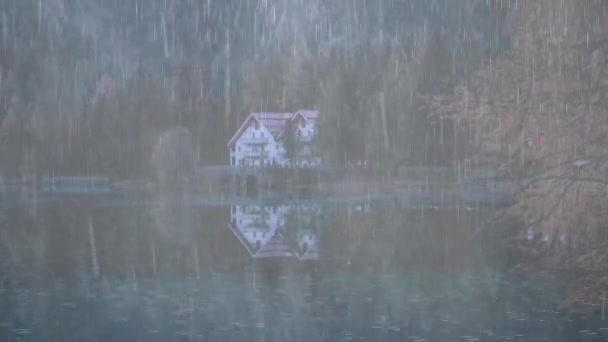 Pluie Tombe Sur Lac — Video