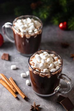 Bardakta sıcak çikolata ve marshmallow var. Uzayı kopyala Karanlık arka plan. Alçakgönüllülük. Kış, Noel ve Yeni Yıl yiyecek ve içecek konsepti.