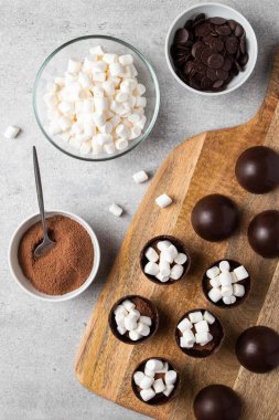 Marshmallow ve pişirme süreciyle birlikte sıcak kakao topu bombası için malzemeler. Tatil içkisi. El yapımı Noel hediyesi.