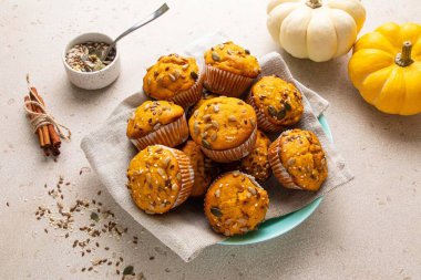 Baharatlı ve tohumlu balkabaklı kekler. Sonbahar, Cadılar Bayramı, Şükran Günü pişirme konsepti.