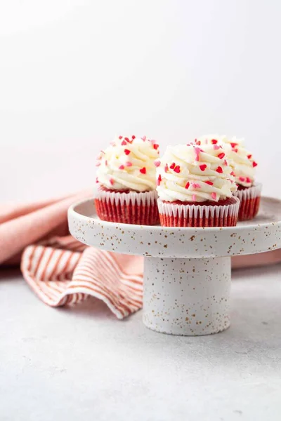 Red Velvet Cupcake Cream Cheese Frosting Red Hearts Sprinkles Top — Stock Photo, Image