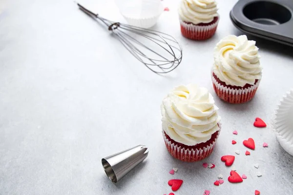 Magdalenas Terciopelo Rojo Con Glaseado Queso Crema Sobre Fondo Claro — Foto de Stock