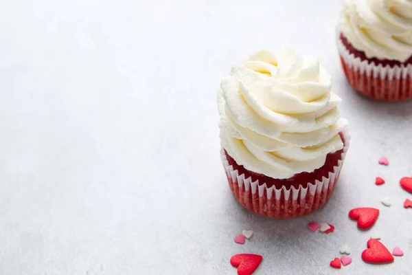 Bolinhos Veludo Vermelho Com Cobertura Queijo Creme Fundo Claro Conceito — Fotografia de Stock