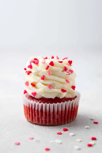 Magdalena Terciopelo Rojo Con Glaseado Queso Crema Corazones Rojos Espolvorea — Foto de Stock