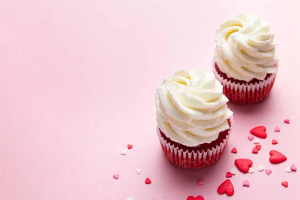 Bolinhos Veludo Vermelho Com Cobertura Queijo Creme Fundo Rosa Conceito — Fotografia de Stock