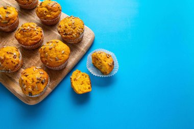 Baharatlı balkabaklı kekler ve mavi arka planda tohumlar. Uzayı kopyala Sonbahar, Cadılar Bayramı, Şükran Günü pişirme konsepti.