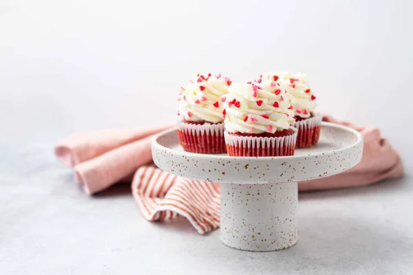 Bolo Veludo Vermelho Com Cobertura Queijo Creme Corações Vermelhos Polvilhados — Fotografia de Stock