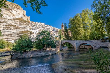 Alcala del Jucar, İspanya. Taş köprüsü olan Jucar Nehri 'nin ortasındaki turistik ve turistik bir kasaba. Castilla la la Mancha, Albacete, İspanya 'da turizm başkenti olarak kabul edilir..