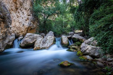 Rio Castril, İspanya 'nın Granada kentindeki Cerrada del Rio Castril' de kayalıklardan düşüyor..