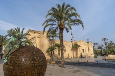 Elche, Alicante / İspanya; 2 / 10 / 2021: Mavi gökyüzü ile Altamira Şatosu.