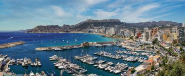 Calpe şehrinin arka planında bir marina, plajlar ve dağların panoramik görüntüsü. İspanya 'nın başkenti Alicante, Valencia' da yer almaktadır.
