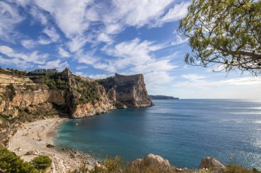 Benitachell 'deki Cala del Moraig plajı, İspanya' nın Alicante şehrinde bulunan Akdeniz kıyısı manzarası..