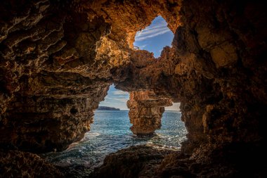 İspanya kıyılarındaki doğal mağara, Benitatxell, Alicante, Cova dels Arcs. Burada şnorkelle yüzebilirsin.