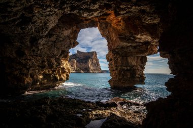 İspanya kıyılarındaki doğal mağara, Benitatxell, Alicante, Cova dels Arcs. Burada şnorkelle yüzebilirsin.