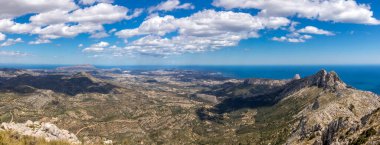 Bernia dağından beri panoramik manzara, dağlar ve güzel bir gökyüzü. Valencia Topluluğu, Alicante, İspanya 'daki Akdeniz kıyı manzarası