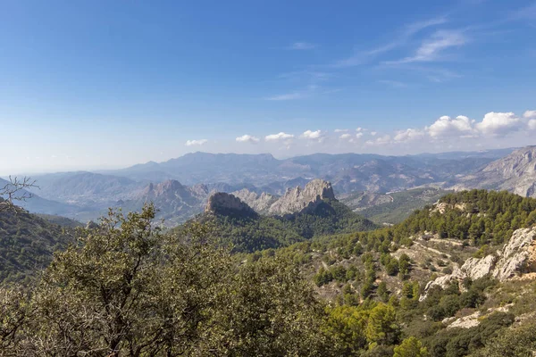 Gökyüzü mavi bulutlu Castellet Dağı. Manzara Finestrat 'ta, Valensiyalı cemaatinde, Alicante, İspanya