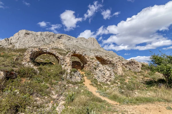 Valensiyalı cemiyeti, Alicia, İspanya 'daki Bernia dağındaki bir şatonun kalıntıları.