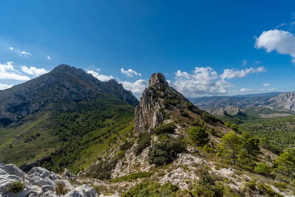 Горы Красивое Небо Ponoig Mountain Левой Стороны Горы Puig Campana — стоковое фото